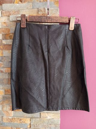 Falda negra con cremalleras