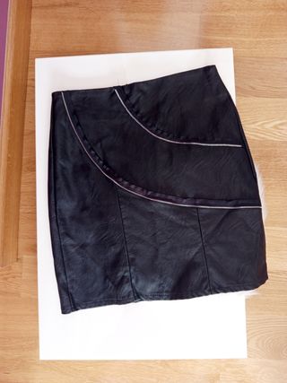 Falda negra con cremalleras
