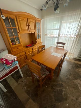Mesa de comedor con 4 sillas de madera de pino .
