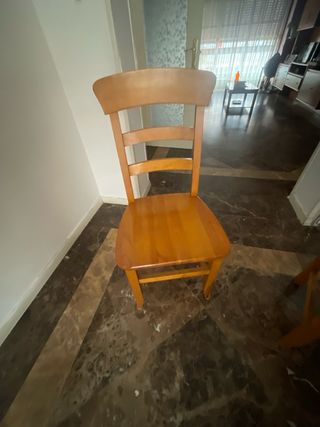 Mesa de comedor con 4 sillas de madera de pino .
