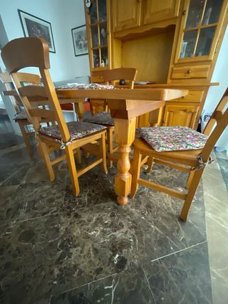 Mesa de comedor con 4 sillas de madera de pino .
