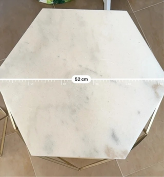 Mesa auxiliar hexagonal mármol y metal dorado