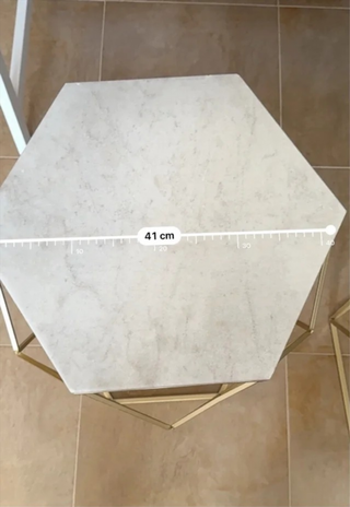 Mesa auxiliar hexagonal mármol y metal dorado