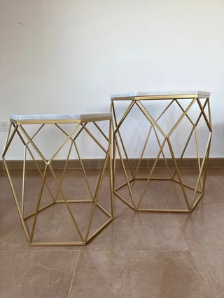 Mesa auxiliar hexagonal mármol y metal dorado