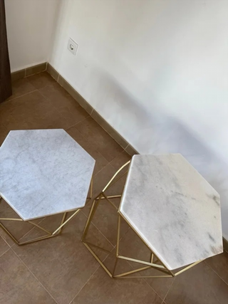 Mesa auxiliar hexagonal mármol y metal dorado