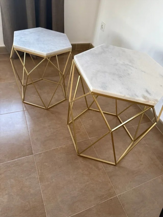 Mesa auxiliar hexagonal mármol y metal dorado