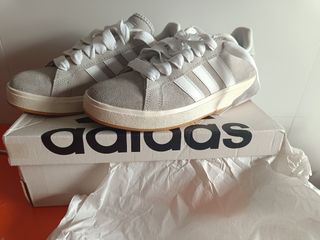 Adidas Deportivas Grises y Blancas