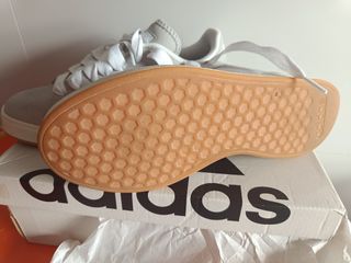 Adidas Deportivas Grises y Blancas