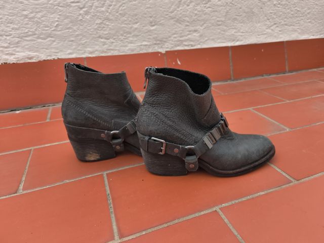 Botines de piel grises con detalle metálico