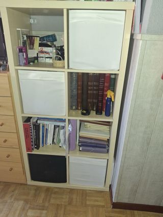 Estantería modular beige y blanca