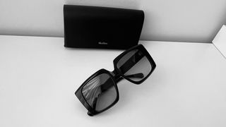 Gafas de sol Max Mara negras.