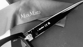 Gafas de sol Max Mara negras.
