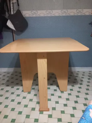 Mesa plegable cuadrada de madera
80×80. 75 alto.
