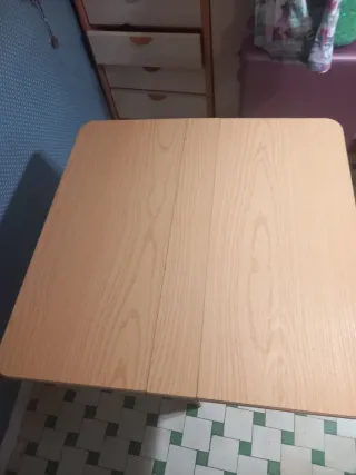 Mesa plegable cuadrada de madera
80×80. 75 alto.
