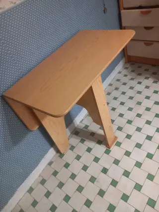 Mesa plegable cuadrada de madera
80×80. 75 alto.
