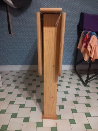 Mesa plegable cuadrada de madera
80×80. 75 alto.

