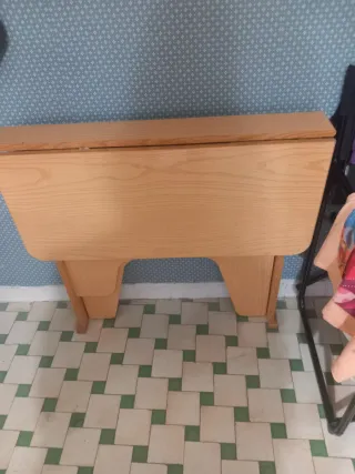 Mesa plegable cuadrada de madera
80×80. 75 alto.
