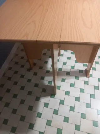 Mesa plegable cuadrada de madera
80×80. 75 alto.
