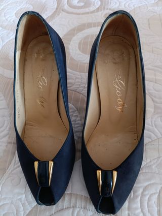 Zapatos de tacón azul y dorado