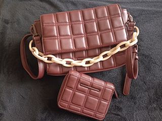 Bolso y cartera burdeos acolchados.