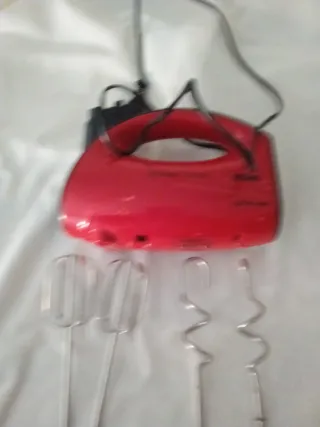 Batidora amasadora roja con accesorios