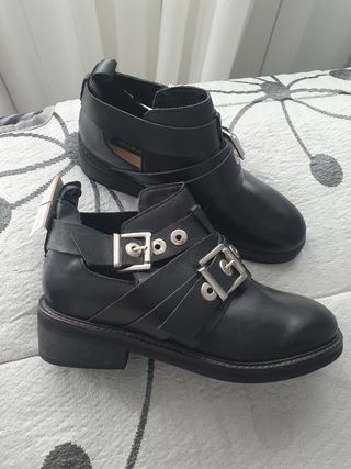 Botines de piel negros con hebillas
