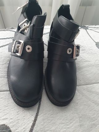 Botines de piel negros con hebillas