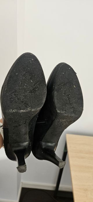 Zapato abotinado de piel y ante negros. Talla 39. 