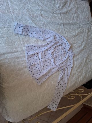 Camicia bianca con fiorellini blu