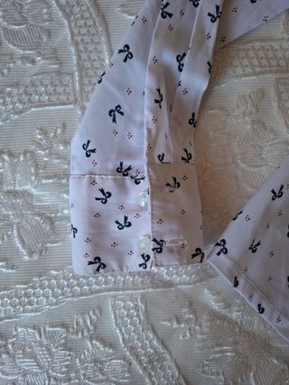 Camicia bianca con fiorellini blu