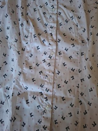 Camicia bianca con fiorellini blu