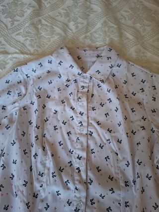 Camicia bianca con fiorellini blu