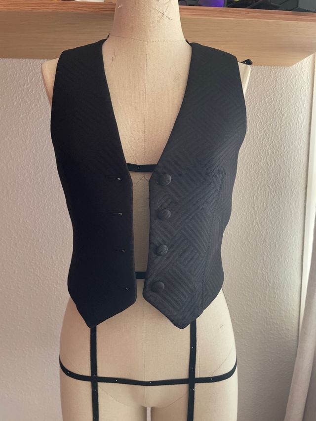Chaleco negro espalda abierta
