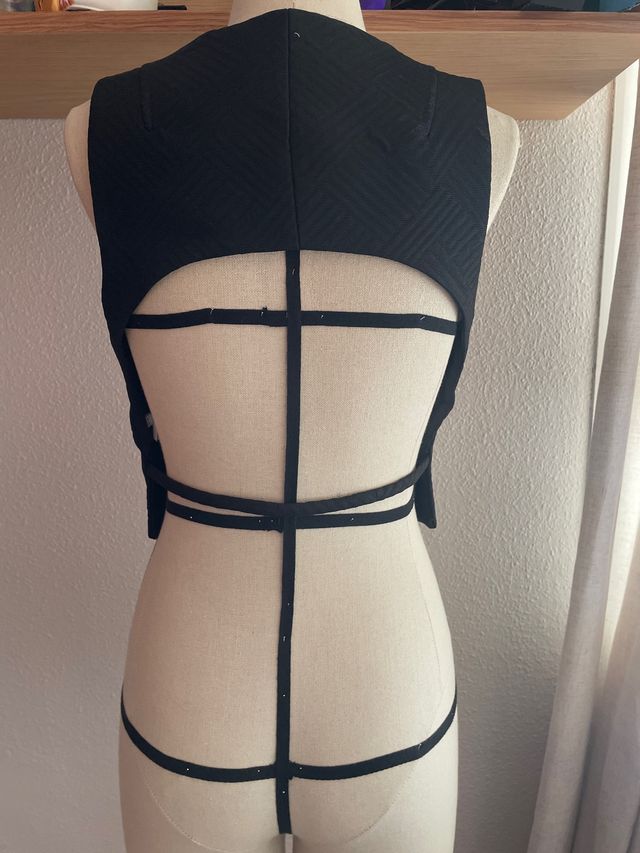 Chaleco negro espalda abierta