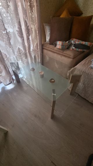 Mesa de centro de cristal y madera
