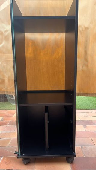 Mueble negro para equipo de música con cristal