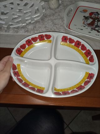 Vassoio porcellana con fiori rossi