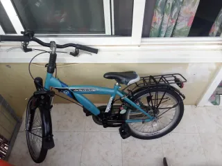 Bicicleta alpina azul con cesta