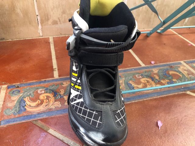 Patines en línea negros y blancos