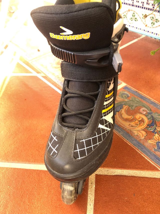 Patines en línea negros y blancos