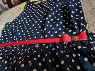 Vestido azul con lunares blancos y cinturón rojo