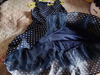Vestido azul con lunares blancos y cinturón rojo