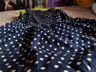 Vestido azul con lunares blancos y cinturón rojo
