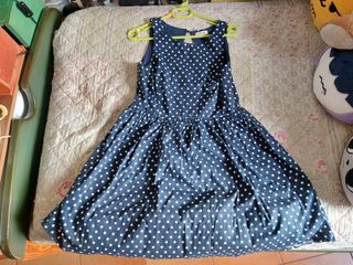 Vestido azul con lunares blancos y cinturón rojo