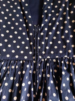 Vestido azul con lunares blancos y cinturón rojo