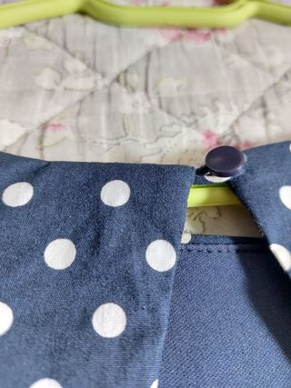 Vestido azul con lunares blancos y cinturón rojo