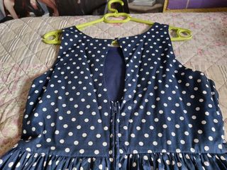 Vestido azul con lunares blancos y cinturón rojo