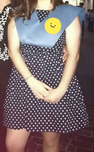 Vestido azul con lunares blancos y cinturón rojo