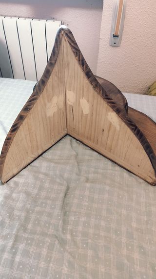 Esquinera de madera barnizada 
