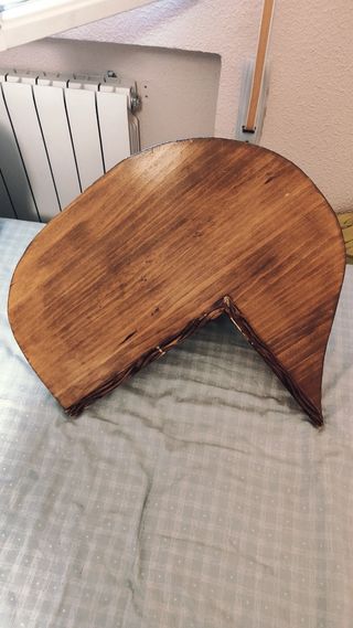 Esquinera de madera barnizada 